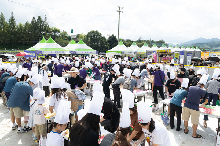 [청양=뉴시스]제26회 청양 고추·구기자 축제 행사장에서 구기자떡모자이크 만들기 프로그램이 진행되고 있다. (사진= 청양군 제공) *재판매 및 DB 금지