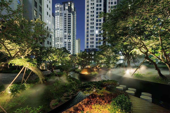 [서울=뉴시스] 사진은 삼성물산 래미안 원베일리의 ‘그린 캐스케이드’. 2025.09.21. (사진=삼성물산 제공) photo@newsis.com *재판매 및 DB 금지