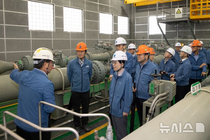 [세종=뉴시스]한국가스공사는 지난 19일 최연혜 사장을 비롯한 이사회 전원이 참석한 가운데 경기도 안산 지역 천연가스 공급시설 건설 현장을 방문해 특별 안전점검을 실시했다.(사진=가스공사 제공)