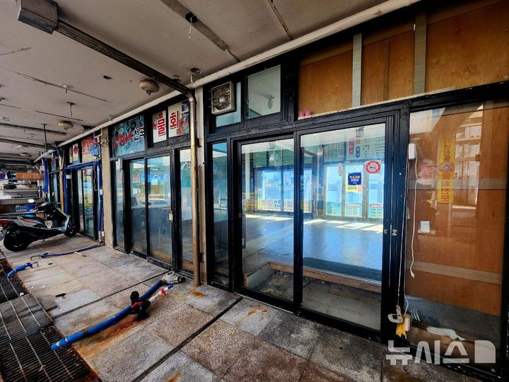 [속초=뉴시스] 이덕화 기자 = 21일 강원도 동해안 대표 관광지인 속초시가 최근 오징어 난전 바가지 요금 및 불친절 등으로 인해 관광객들의 외면을 받고 있는 가운데 대포항 바닷가 횟집센터 점포 상당수가 불황으로 임대 문구가 걸려 있다. 2025.09.21. wonder8768@newsis.com