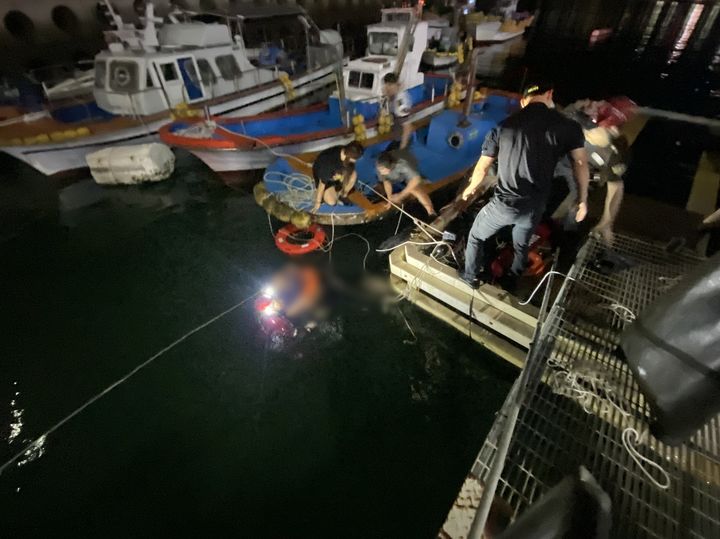 [여수=뉴시스] 21일 전남 여주시 종화동 하멜등대 인근에서 여수해경이 바다에 빠진 30대 여성을 구조하고 있다. (사진 = 여수해경 제공) 2025.09.21. photo@newsis.com *재판매 및 DB 금지