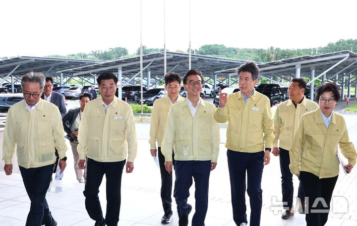 [포항=뉴시스] 송종욱 기자 = 지난 19일 경북 포항 영일만항에서 이강덕 경북 시장과 전재수 해양수산부 장관, 김일만 포항시의회 의장, 최영숙 경북도 환동해지역본부장 등이 'APEC 숙박 크루즈 운영' 현장 점검 모습. (사진=포항시 제공) 2025.09.21. photo@newsis.com