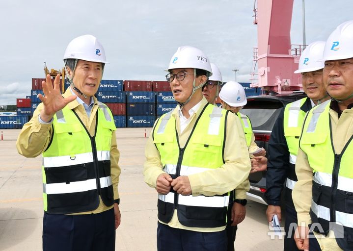 [포항=뉴시스] 송종욱 기자 = 지난 19일 포항 영일만항에서 이강덕 포항시장과 전재수 해양수산부 장관이 'APEC 숙박 크루즈 운영' 현장 점검 모습. (사진=포항시 제공) 2025.09.21. photo@newsis.com