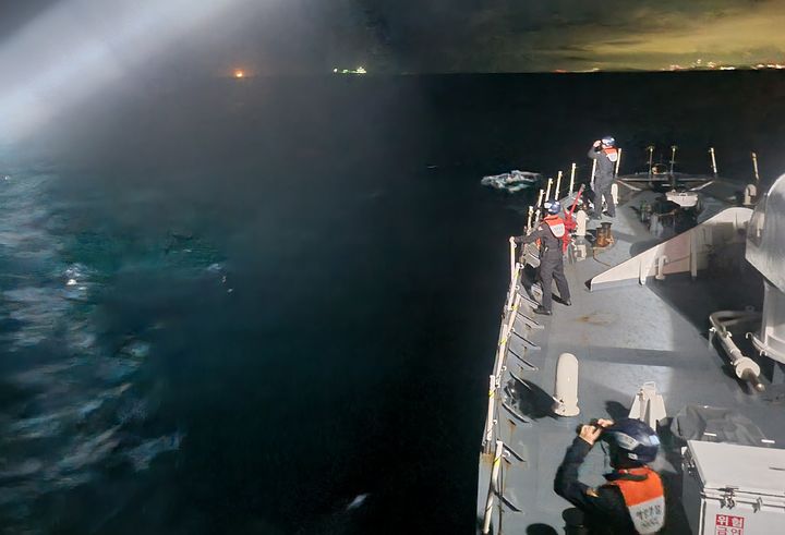 [울산=뉴시스] 박수지 기자 = 울산해양경찰서가 19일 부산 송정항 동방 약 61.6㎞ 해상에서 침몰한 선박 사고와 관련 실종자를 찾기 위해 야간 수색작업 중이다. (사진=울산해경 제공) 2025.09.21 parksj@newsis.com *재판매 및 DB 금지