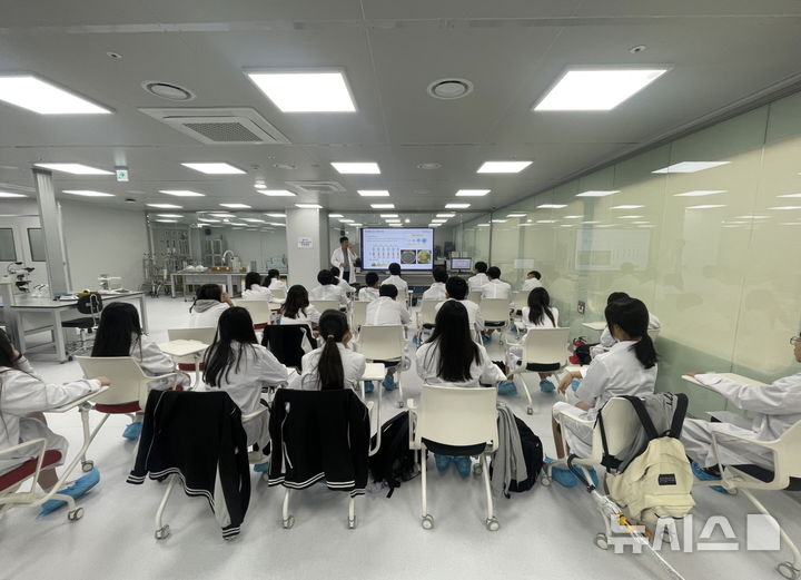 [시흥=뉴시스] 시흥시 ‘SNU 제약·바이오 인력 양성센터’가 프로그램 운영을 시작한 가운데 지난 18일 처음으로 참여한 배곧 라라중학교 학생들이 이론을 청취하고 있다. (사진=시흥시 제공).2025.09.21.photo@newsis.com
