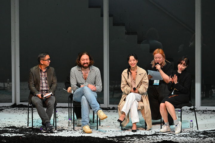 연극 '벚꽃동산'이 19일부터 홍콩문화센터 대극장에서 공연하고 있다. 사진은 20일 공연 후 관객과의 대화에 참여한 전도연과 사이먼 스톤 연출. (사진=LG아트센터 제공) *재판매 및 DB 금지