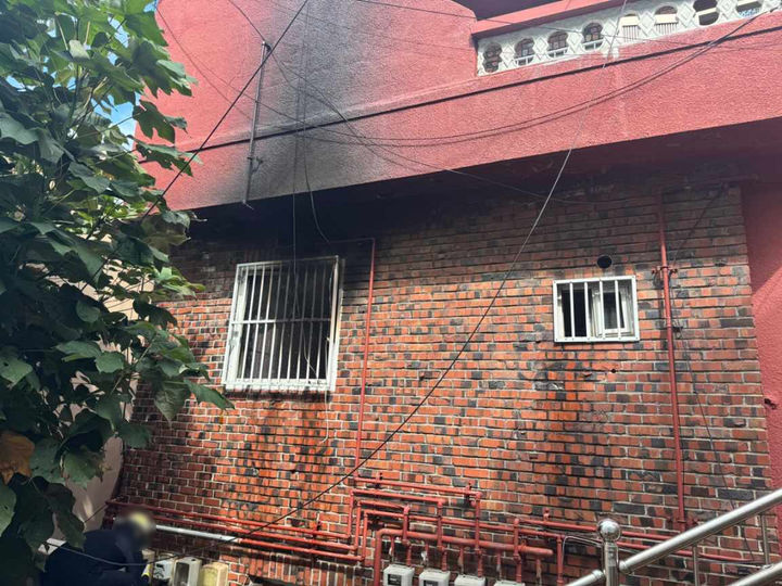 [부산=뉴시스] 21일 오전 10시33분께 부산 중구 보수동의 한 3층짜리 다세대주택 2층 자택에서 불이 났다. (사진=부산 중부경찰서 제공) 2025.09.21. photo@newsis.com *재판매 및 DB 금지