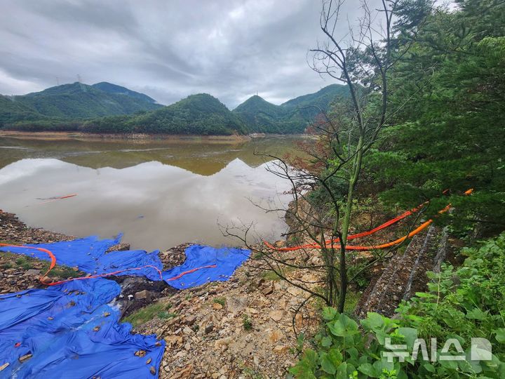 [강릉=뉴시스] 김태겸 기자 = 지난 21일 강원 강릉시 왕산면 일대에 100㎜ 안팎의 단비가 내리면서 오봉저수지 저수율이 50%를 보이고 있다. 2025.09.21. wonder8768@newsis.com