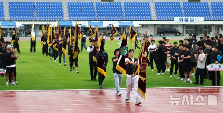 [포항=뉴시스] 송종욱 기자 = 20일 포항종합운동장에서 한국노동조합총연맹이 '근로자 한마음 대회’를 개최했다. 사진은 한국노총 산하 지부의 깃발 입장 모습. (사진=포항시 제공) 2025.09.21. photo@newsis.com