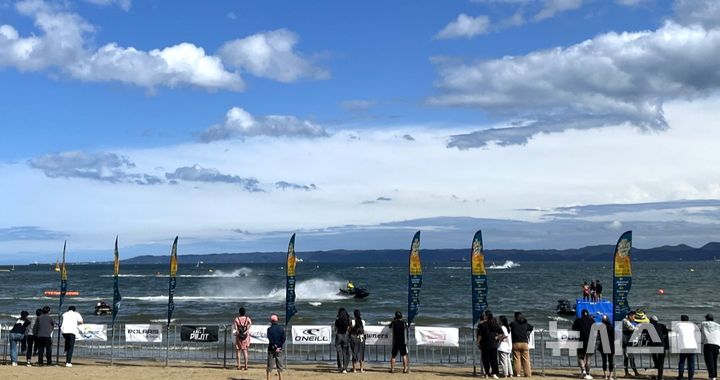 [포항=뉴시스] 송종욱 기자 = 21일 영일대해수욕장에서 열린 '2025 포항시장기 전국 수상 오토바이 챔피언십' 경기 모습. (사진=포항시 제공) 2025.09.21. photo@newsis.com