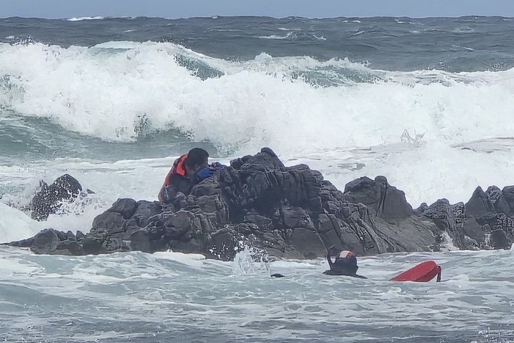 포항해경, 호미곶 갯바위에 고립된 남성 구조 (사진=포항해경 제공) *재판매 및 DB 금지