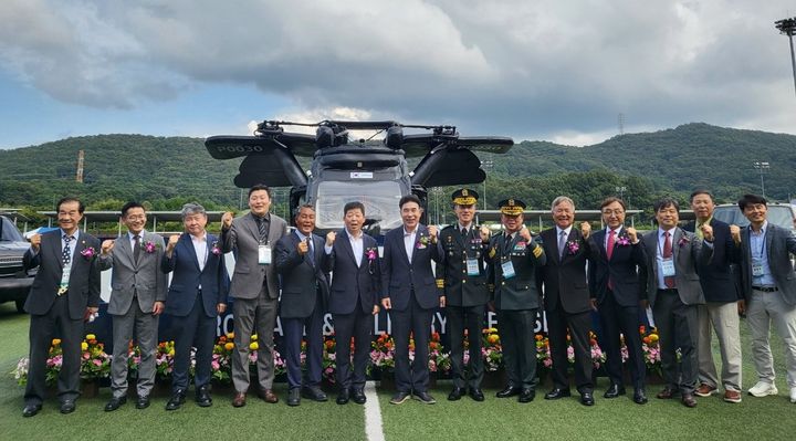 [계룡=뉴시스]이응우 계룡시장과 주요 내빈들이 미래교통수단인 UAM 체험행사를 가진 후 기념사진을 찍고 있다. 2025. 09. 21 photo@newsis.com *재판매 및 DB 금지