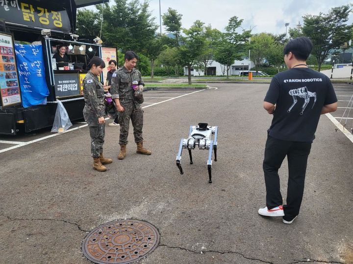 [계룡=뉴시스]계룡방산전시회에 등장한 사족보행 로봇. 2025. 09. 21. photo@newsis.com *재판매 및 DB 금지