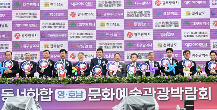 [담양=뉴시스] ‘2025 영호남 문화예술관광박람회’ 전남 행사 개막식에 참여한 내빈들이 지난 20일 전남 담양에서 응원말 나무심기 퍼포먼스를 하고 있다. (사진=무등일보 제공) 2025.09.21. photo@newsis.com *재판매 및 DB 금지