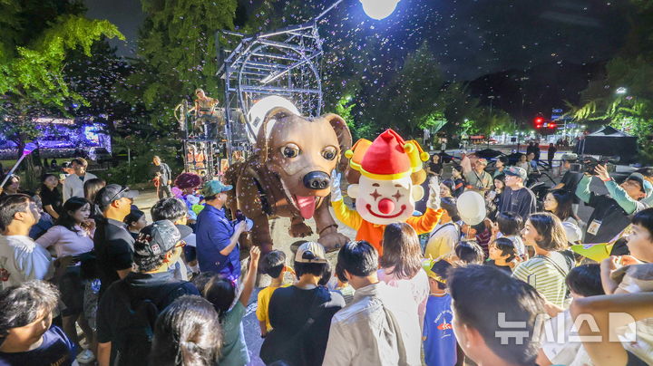 [과천=뉴시스] '과천공연예술축제'에 등장한 캐릭터 '로그'가 시민들 사이를 행진하고 있다. (사진=과천시 제공).2025.09.21.photo@newsis.com