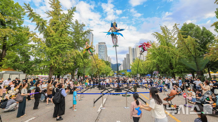 [과천=뉴시스] 과천 공연예술축제에 참여한 스웨이 '블룸'이 거리 공연을 펼치고 있다.(사진=과천시 제공).2025.09.21.photo@newsis.com