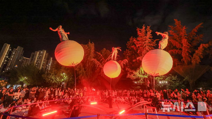 [과천=뉴시스] 과천 공연예술축제에 참가한 스웨이 '오르브'가 가을밤을 수놓는 등 장관을 펼치고 있다. (사진=과천시 제공).2025.09.21.photo@newsis.com