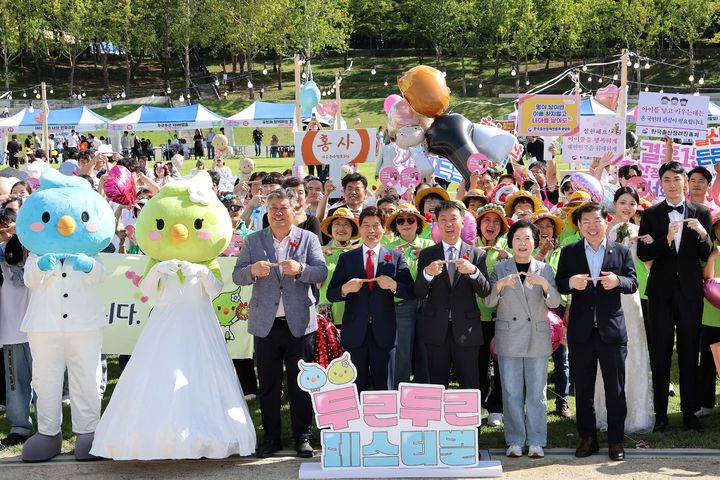 [대구=뉴시스] 대구 달서구는 두류공원 2·28 자유광장에서 결혼특구 7주년을 기념한 '두근두근 페스티벌'을 성황리에 개최했다. (사진=대구 달서구 제공) 2025.09.21. photo@newsis.com&nbsp;&nbsp; *재판매 및 DB 금지