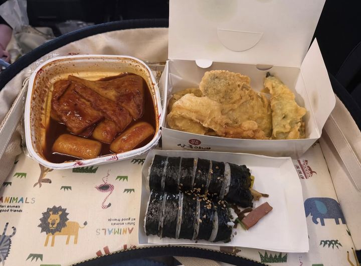 [서울=뉴시스] 배우 손예진이 제30회 부산국제영화제 참석 소감을 밝히며 떡볶이 인증샷을 공개했다. (사진=손예진 인스타그램 캡처) 2025.09.21. photo@newsis.com *재판매 및 DB 금지