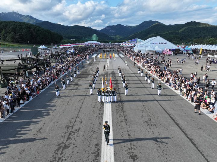 [계룡=뉴시스]계룡군문화축제 및 지상군페스티벌에서 군 장병들이 로드 페레이드를 펼치고 있다. 2025. 09. 21 photo@newsis.com *재판매 및 DB 금지