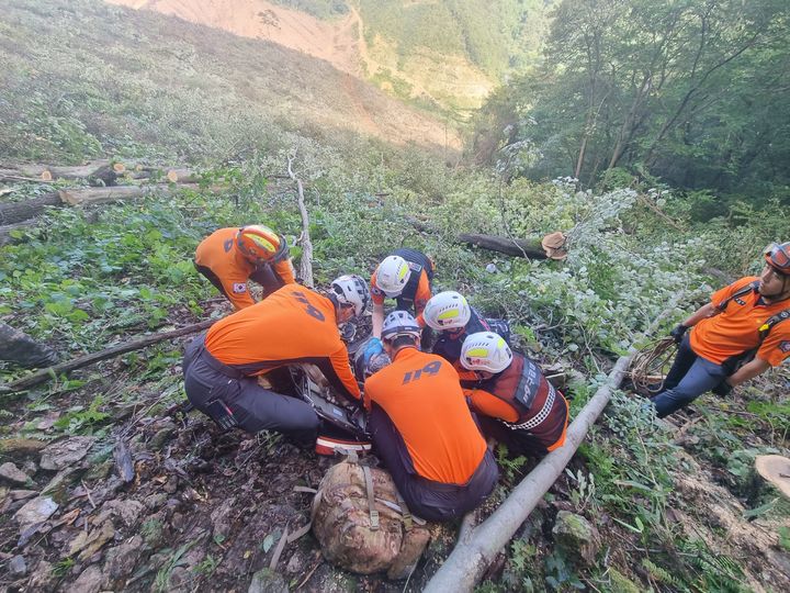 [진안=뉴시스] 지난 9월 21일 오전 7시19분께 전북 진안군 부귀면 봉암리의 한 야산에서 벌목 작업을 하던 A(70대)씨가 쓰러지는 나무에 맞아 출동한 소방대원들이 구급 조치를 시행하고 있다. 해당 기사와 관계 없음. (사진=전북도소방본부 제공) 2025.09.21. photo@newsis.com *재판매 및 DB 금지