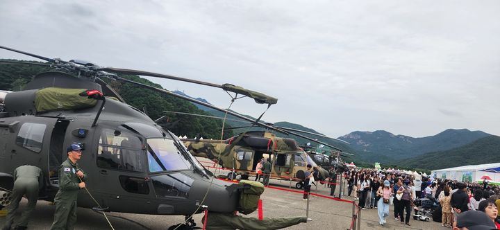 [계룡=뉴시스]계룡대 활주로에서 열린 지상군페스티벌에 전시된 육군의 첨단무기체계를 관람객들이 살펴보고 있다. 2025. 09. 21 photo@newsis.com *재판매 및 DB 금지