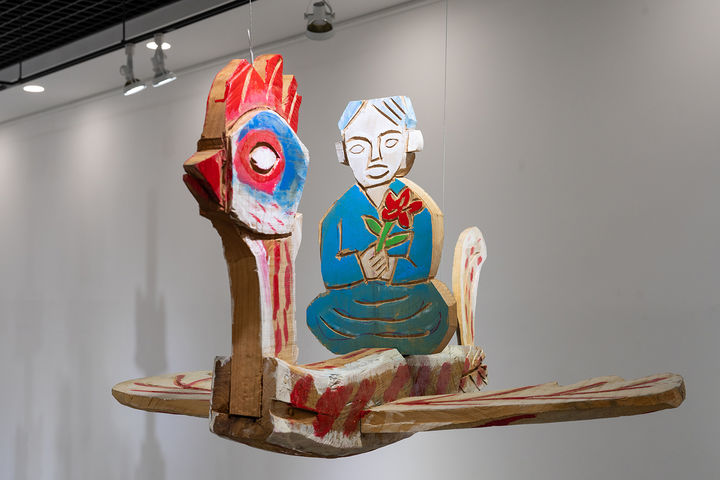 [대구=뉴시스] 김성수 작가 '새를 타는 사람' 작품. (사진=행복북구문화재단 제공) 2025.09.21. photo@newsis.com *재판매 및 DB 금지