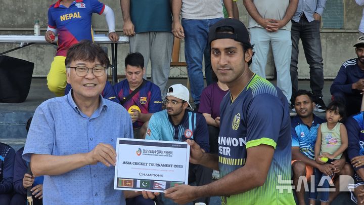 [창원=뉴시스]경남이주민센터 이철승(왼쪽) 대표가 21일 창원시 성산구 대원레포츠공원 운동장에서 열린 '2025 아시아 크리켓 국가대항전'에서 우승한 파키스탄 교민회 라시드 회장에게 우승증서와 상금을 수여하고 있다.(사진=경남이주민센터 제공) 2025.09.21. photo@newsis.com