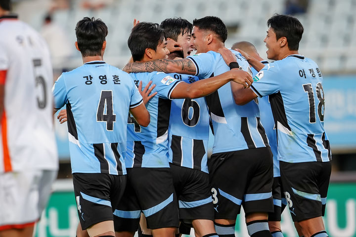 [천안=뉴시스] 천안시티FC 이종성이 득점 후 동료들과 함께 기쁨을 나누고 있다. (사진=천안시티FC 제공) 2025.09.21 photo@newsis.com *재판매 및 DB 금지