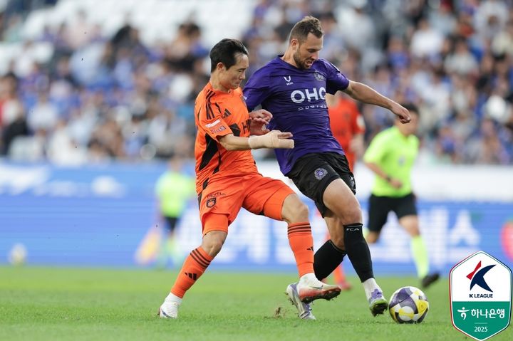 [서울=뉴시스] 프로축구 K리그1 울산 HD의 엄원상(왼쪽), FC안양의 토마스. (사진=한국프로축구연맹 제공) *재판매 및 DB 금지