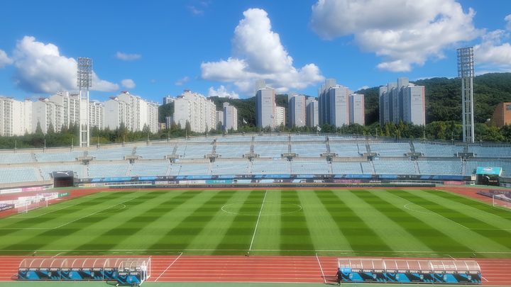 [천안=뉴시스] 최영민 기자=2025 K리그2 2차 클럽상 중 그린스타디움상을 받은 천안종합운동장. 2025.09.21 ymchoi@newsis.com *재판매 및 DB 금지