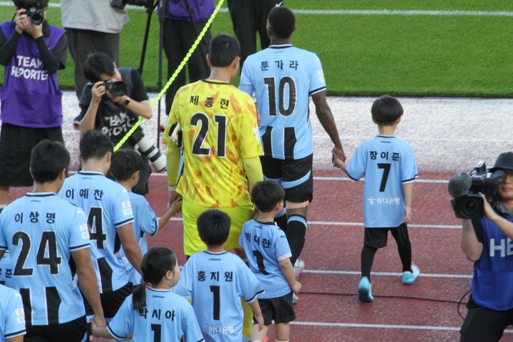 [천안=뉴시스] 최영민 기자=천안시티FC 골키퍼 제종현이 21일 천안종합운동장에서 열린 하나은행 K리그2 2025 30라운드 경기에 출전하기 위해 경기장에 입장하고 있다. 2025.09.21 ymchoi@newsis.com *재판매 및 DB 금지