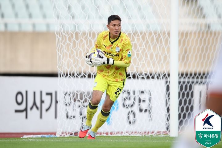 [천안=뉴시스] 천안시티FC 골키퍼 제종현의 경기 모습. (사진=한국프로축구연맹 제공) 2025.09.21 photo@newsis.com *재판매 및 DB 금지