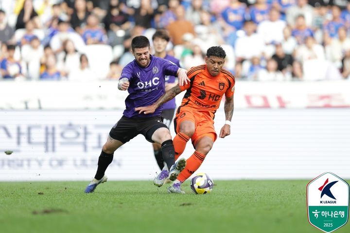 [서울=뉴시스] 프로축구 K리그1 FC안양의 에두아르도(왼쪽), 울산 HD의 에릭. (사진=한국프로축구연맹 제공) *재판매 및 DB 금지