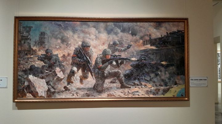 [서울=뉴시스] 러시아 모스크바 ‘전러시아 장식예술 박물관’에 전시된 북한 그림 ‘쿠르스크 지역 해방을 위하여’. 쿠르스크 지역에 북한군 참전을 기리는 기념물이 들어설 예정이다. (출처: 모스크바 소식통 제공) 2025.12.6. *재판매 및 DB 금지