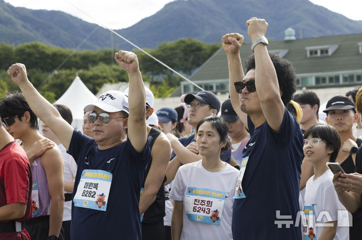 [하남=뉴시스] 김근수 기자 = 이원복(왼쪽) 한돈자조금관리위원회 사무국장과 방송인 윤택이 21일 경기 하남시 미사경정공원에서 열린 2025 한돈런에서 5KM 코스를 뛰기 위해 준비하고 있다. 2025.09.21. ks@newsis.com