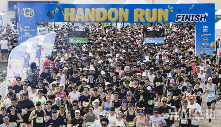 [하남=뉴시스] 김근수 기자 = 21일 경기 하남시 미사경정공원에서 열린 2025 한돈런에서 10KM에 참가하는 참가자들이 출발하고 있다. 2025.09.21. ks@newsis.com