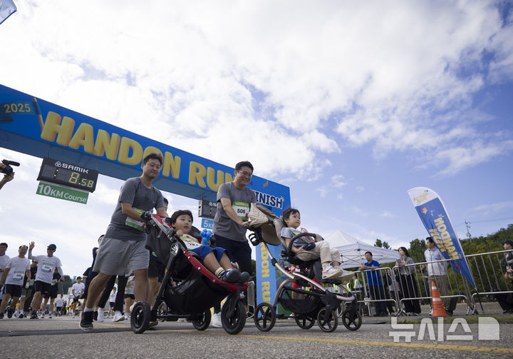 [하남=뉴시스] 김근수 기자 = 21일 경기 하남시 미사경정공원에서 열린 2025 한돈런에서 10KM 참가 선수들이 출발하고 있다. 2025.09.21. ks@newsis.com