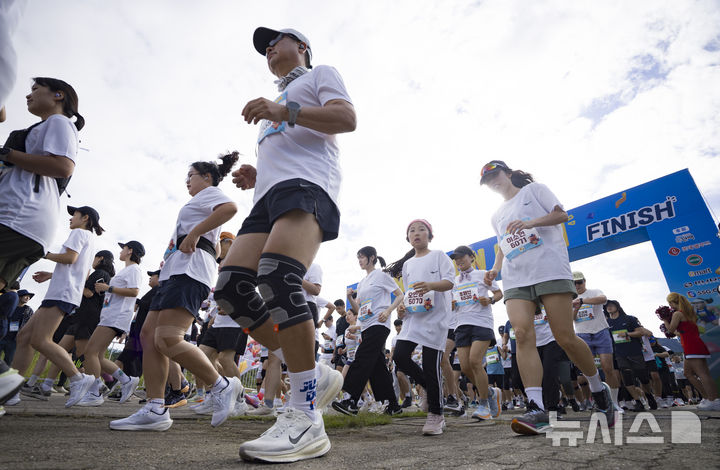 [하남=뉴시스] 김근수 기자 = 21일 경기 하남시 미사경정공원에서 열린 2025 한돈런에서 10KM 참가 선수들이 출발하고 있다. 2025.09.21. ks@newsis.com