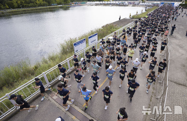 [하남=뉴시스] 김근수 기자 = 21일 경기 하남시 미사경정공원에서 열린 2025 한돈런에서 10KM 참가 선수들이 출발하고 있다. 2025.09.21. ks@newsis.com