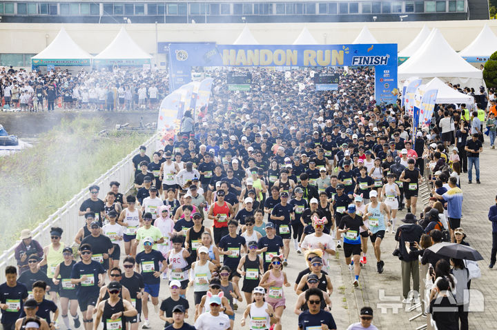 [하남=뉴시스] 김근수 기자 =21일 스포츠의학계에 따르면 충분한 준비운동을 하지 않을 경우 달리기나 뛰어오르기, 갑각스런 방향 전환 시 햄스트링이 손상될 수 있다. 지난 9월 21일 경기 하남시 미사경정공원에서 열린 2025 한돈런에서 10KM 참가 선수들이 출발하고 있다. 2025.09.21. ks@newsis.com