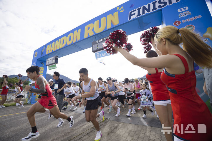 [하남=뉴시스] 김근수 기자 = 21일 경기 하남시 미사경정공원에서 열린 2025 한돈런에서 5KM에 참가하는 참가자들이 출발하고 있다. 2025.09.21. ks@newsis.com