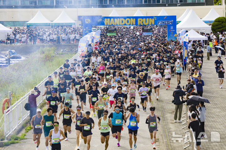[하남=뉴시스] 김근수 기자 = 21일 경기 하남시 미사경정공원에서 열린 2025 한돈런에서 10KM 참가 선수들이 출발하고 있다. 2025.09.21. ks@newsis.com