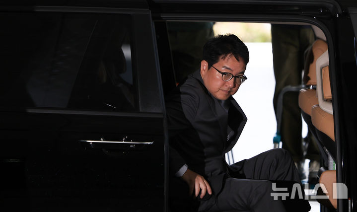 [서울=뉴시스] 김선웅 기자 = 심우정 전 검찰총장이 21일 서울 서초구 서울고등검찰청에 위치한 내란 특검(특별검사 조은석)에 피고발인 신분으로 조사를 받기 위해 출석하고 있다. 심 전 총장은 법원의 윤석열 전 대통령 구속취소 결정 이후 즉시항고를 제기하지 않았다는 이유로 직권남용·직무유기 등 혐의로 고발된 바 있다. 2025.09.21. mangusta@newsis.com