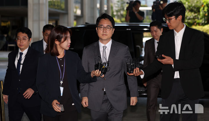 [서울=뉴시스] 김선웅 기자 = 심우정 전 검찰총장이 21일 서울 서초구 서울고등검찰청에 위치한 내란 특검(특별검사 조은석)에 피고발인 신분으로 조사를 받기 위해 출석하고 있다. 심 전 총장은 법원의 윤석열 전 대통령 구속취소 결정 이후 즉시항고를 제기하지 않았다는 이유로 직권남용·직무유기 등 혐의로 고발된 바 있다. 2025.09.21. mangusta@newsis.com