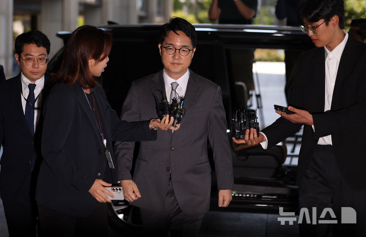 [서울=뉴시스] 김선웅 기자 = 심우정 전 검찰총장이 21일 서울 서초구 서울고등검찰청에 위치한 내란 특검(특별검사 조은석)에 피고발인 신분으로 조사를 받기 위해 출석하고 있다. 심 전 총장은 법원의 윤석열 전 대통령 구속취소 결정 이후 즉시항고를 제기하지 않았다는 이유로 직권남용·직무유기 등 혐의로 고발된 바 있다. 2025.09.21. mangusta@newsis.com