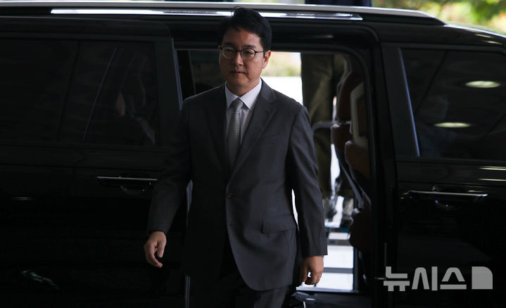 [서울=뉴시스] 김선웅 기자 = 심우정 전 검찰총장이 21일 서울 서초구 서울고등검찰청에 위치한 내란 특검(특별검사 조은석)에 피고발인 신분으로 조사를 받기 위해 출석하고 있다. 심 전 총장은 법원의 윤석열 전 대통령 구속취소 결정 이후 즉시항고를 제기하지 않았다는 이유로 직권남용·직무유기 등 혐의로 고발된 바 있다. 2025.09.21. mangusta@newsis.com