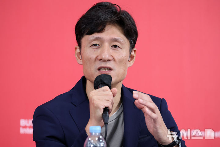 [부산=뉴시스] 박진희 기자 = 이상일 감독이 21일 부산 해운대구 우동 영화의전당 비프힐에서 제30회 부산국제영화제 갈라 프레젠테이션 작품 '국보' 기자회견을 하고 있다. 2025.09.21. pak7130@newsis.com