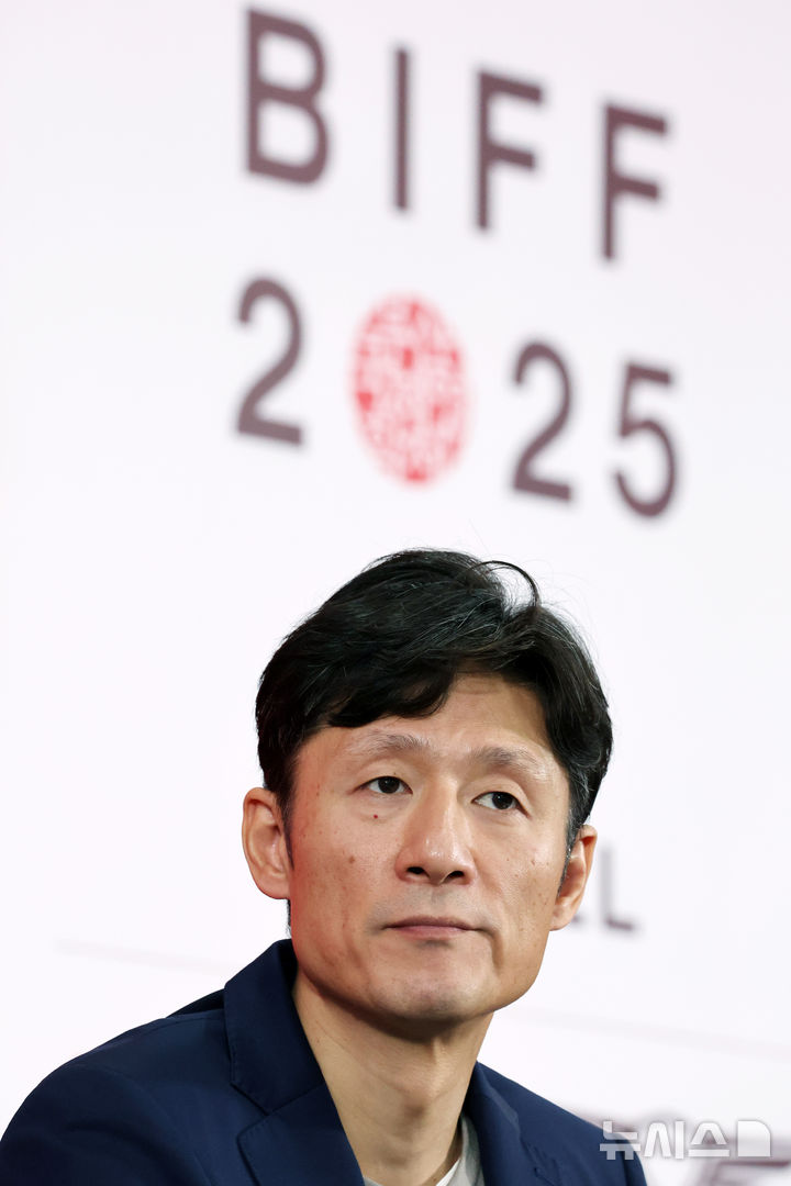 [부산=뉴시스] 박진희 기자 = 이상일 감독이 21일 부산 해운대구 우동 영화의전당 비프힐에서 제30회 부산국제영화제 갈라 프레젠테이션 작품 '국보' 기자회견을 하고 있다. 2025.09.21. pak7130@newsis.com