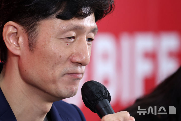 [부산=뉴시스] 박진희 기자 = 이상일 감독이 21일 부산 해운대구 우동 영화의전당 비프힐에서 제30회 부산국제영화제 갈라 프레젠테이션 작품 '국보' 기자회견을 하고 있다. 2025.09.21. pak7130@newsis.com